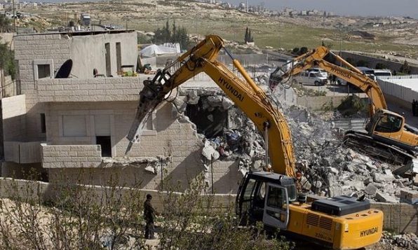 الاحتلال يهدم شقق سكنية في بيت جالا