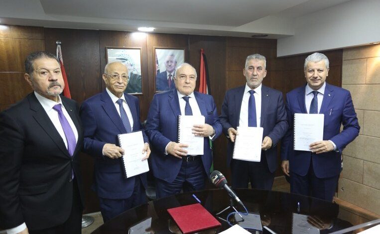 وزير المالية وعدد من رجال الأعمال