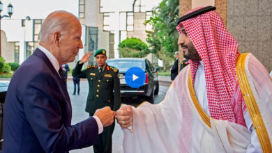 بايدن يصافح ولي العهد الأمير محمد بن سلمان