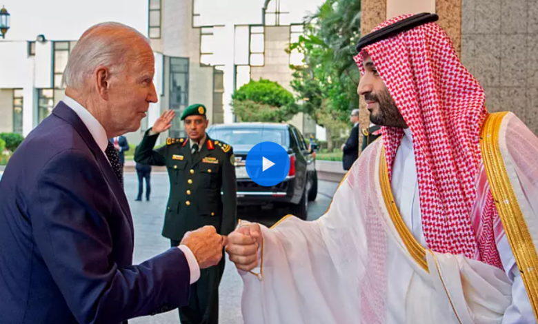 بايدن يصافح ولي العهد الأمير محمد بن سلمان