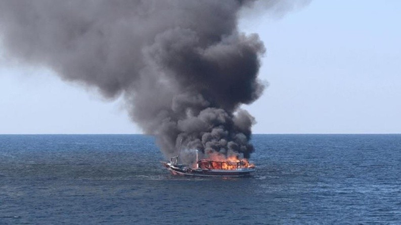 الاحتلال يحرق مركب صيد في غزة