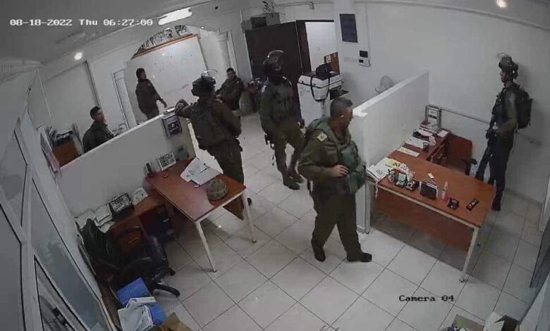 الاحتلال يغلق مؤسسات فلسطينية