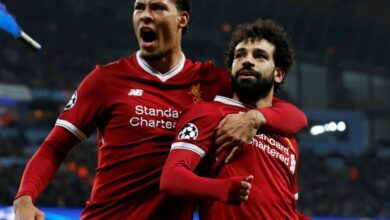 مدافع ليفربول ومحمد صلاح