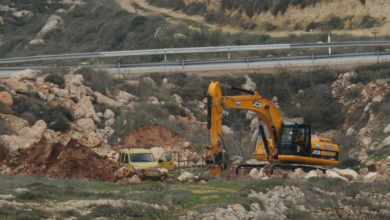 مستوطن يجرف في قلنديا ورافات
