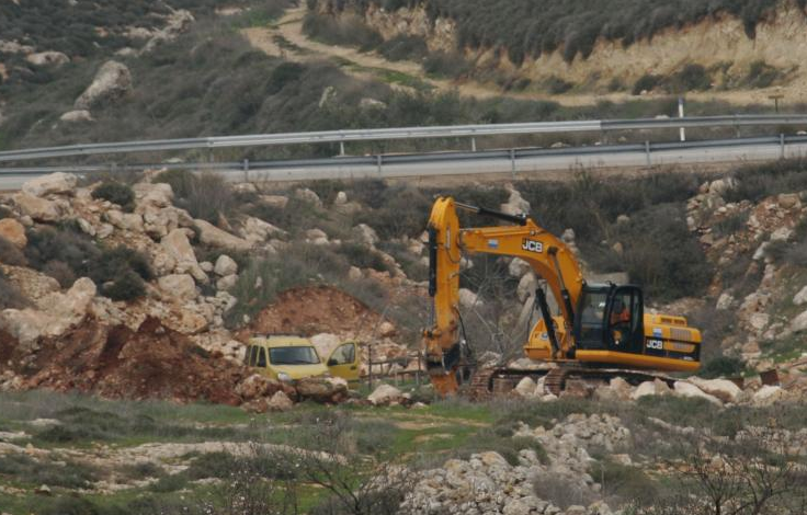 مستوطن يجرف في قلنديا ورافات