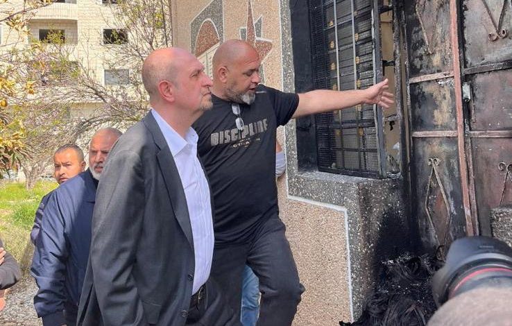 الممثل الأميركي الخاص للشؤون الفلسطينية هادي عمرو خلال تفقده الدمار الذي خلفه اعتداء المستوطنين على بلدة حوارة