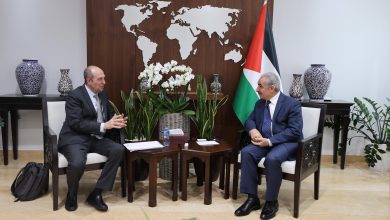 رئيس الوزراء محمد اشتيه خلال لقائه الممثل الأميركي الخاص للشؤون الفلسطينية هادي عمرو، اليوم الأربعاء