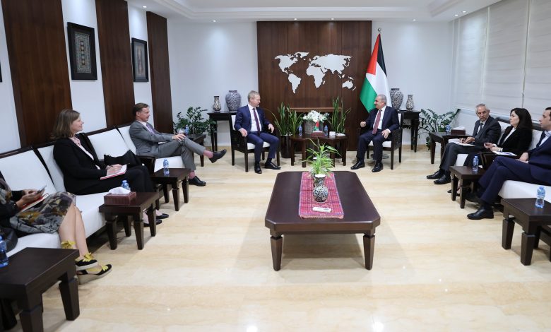 رئيس الوزراء يستقبل المبعوث الأوروبي