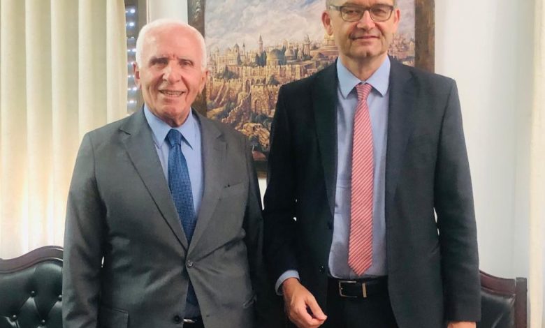 الأحمد يطلع ممثل ألمانيا على تطورات القضية الفلسطينية