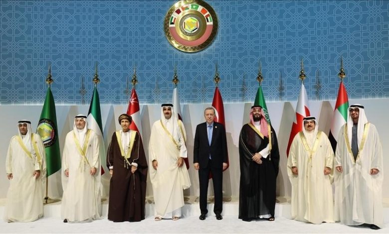القمة الخليجية تؤكد ضرورة وقف إطلاق النار وتدعو إلى إرسال المساعدات إلى قطاع غزة