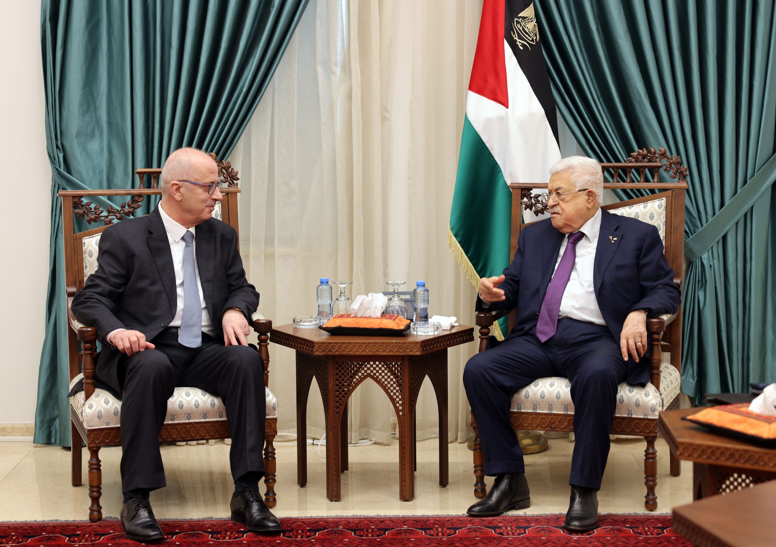 الرئيس محمود عباس أثناء لقاء رئيس لجنة الانتخابات المركزية رامي الحمد الله