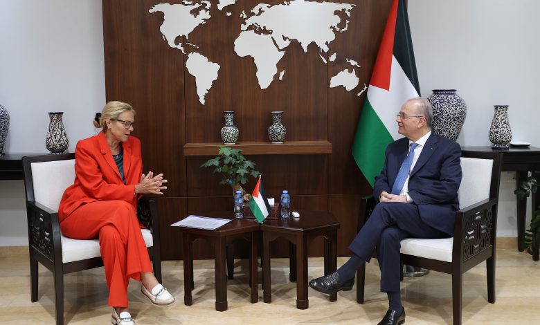 رئيس الوزراء محمد مصطفى مع كبيرة منسقي الأمم المتحدة للشؤون الإنسانية وإعادة الإعمار في غزة سيغريد كاغ